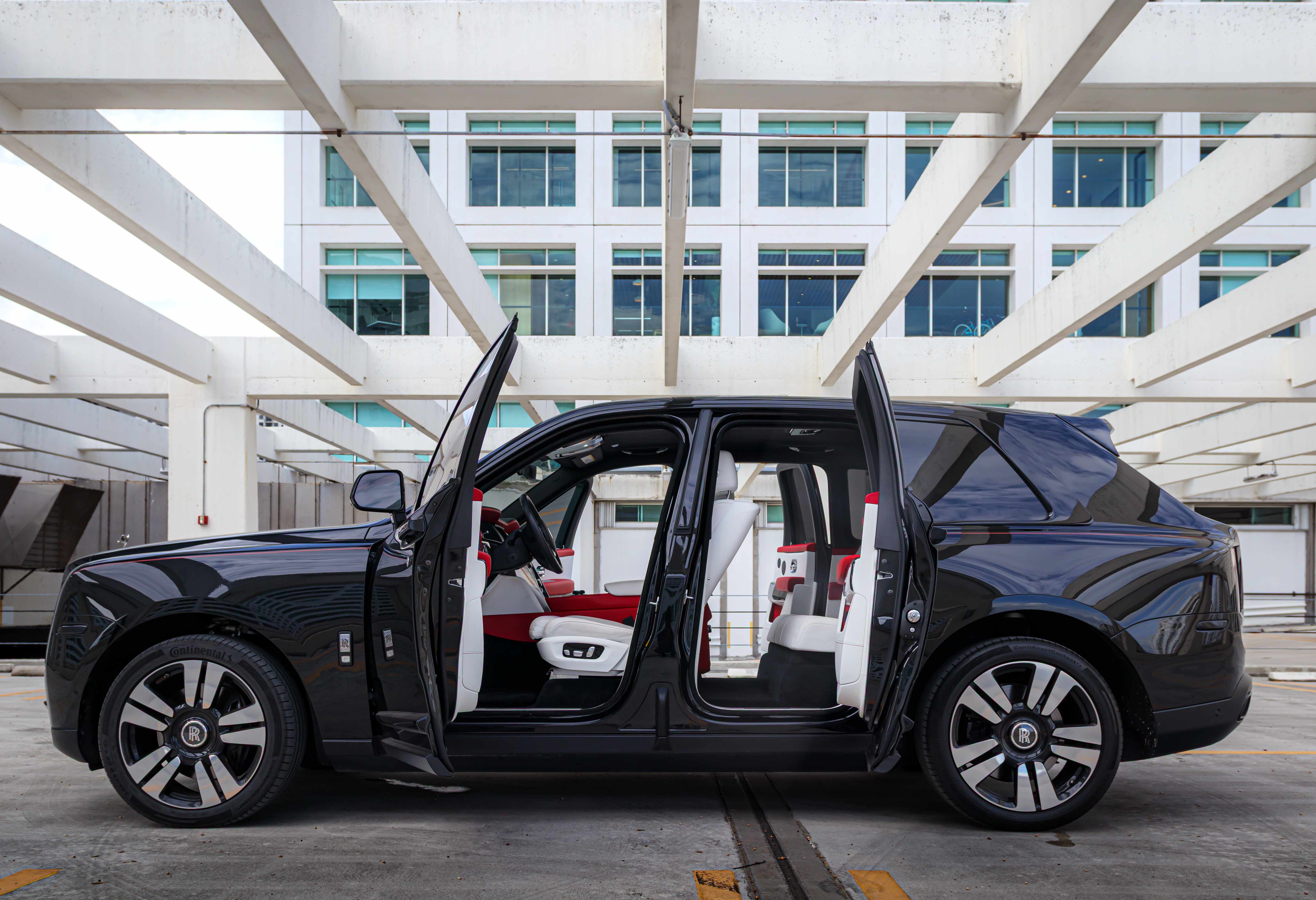Black Rolls Royce Cullinan